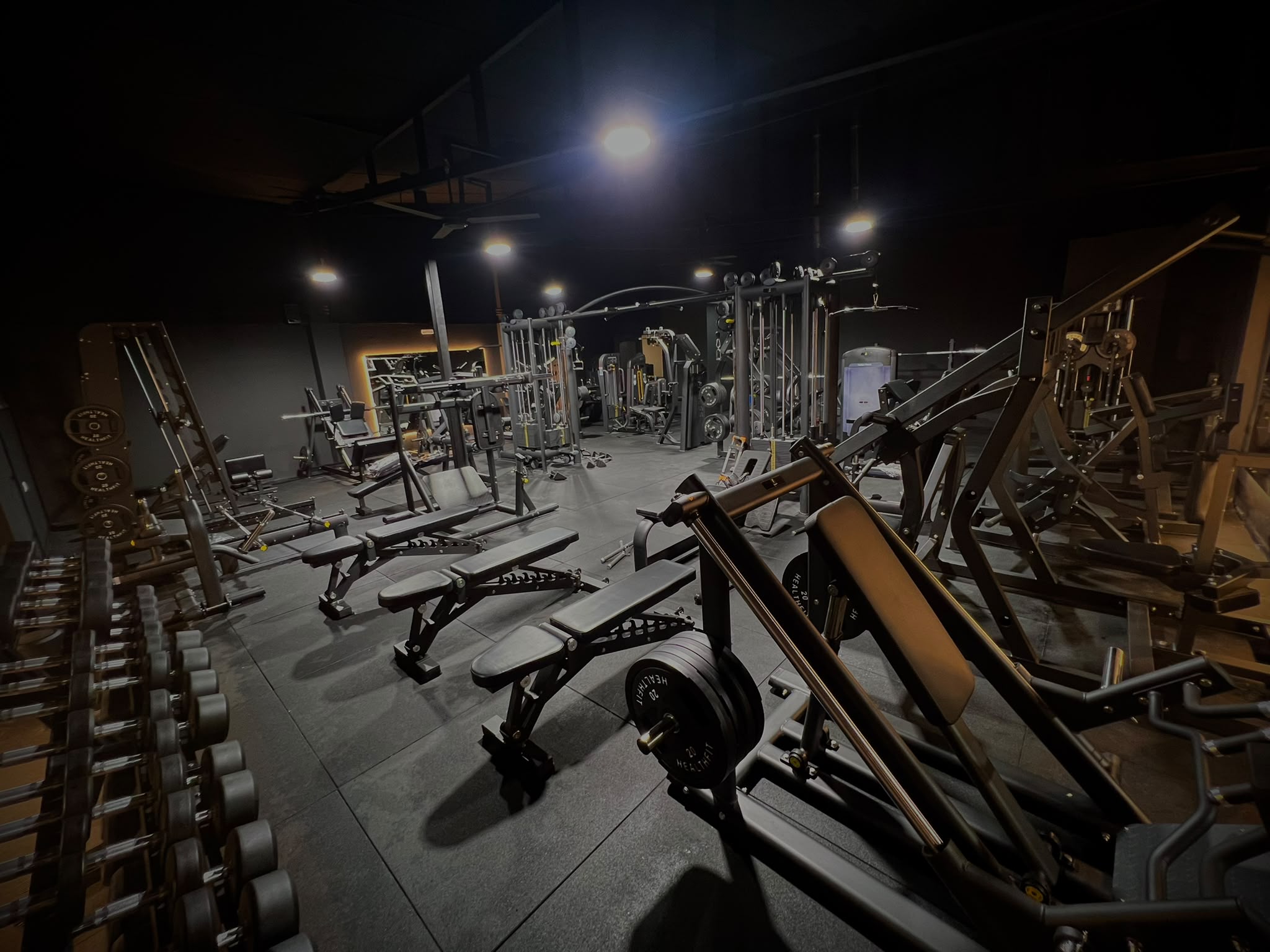 Sala de musculación de InspoFit con bancos y mancuernas