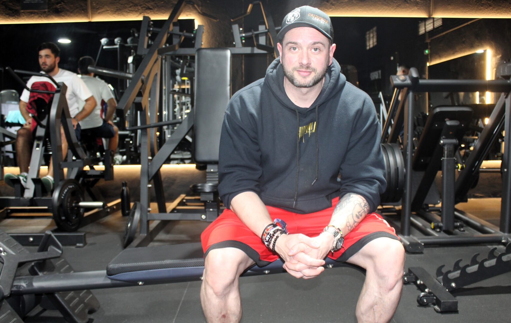 Luis Ortega, fundador y entrenador de InspoFit, en la sala del gimnasio